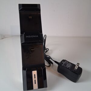 Insignia NS-XBODRC101 Dual Remote Controller Charging Dock Station for Xbox One